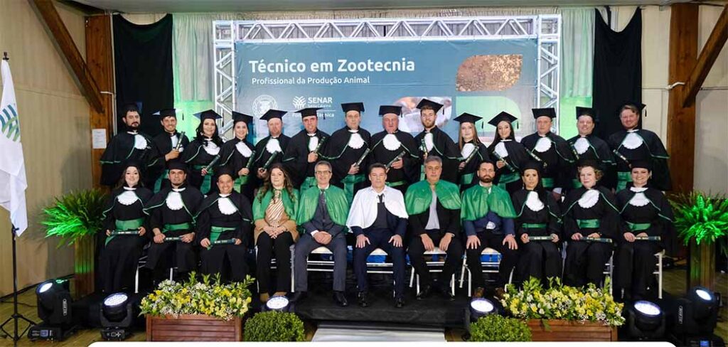 Junto com as lideranças presentes, os novos técnicos em Zootecnia celebram o momento/Foto Agência Novistà