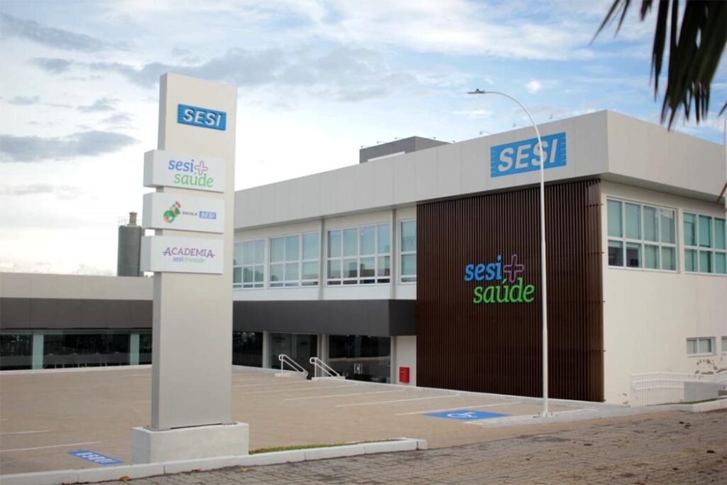 Fachada do prédio no bairro Gethal, que abriga Clínica SESI+Saúde e Academia SESI+Saúde