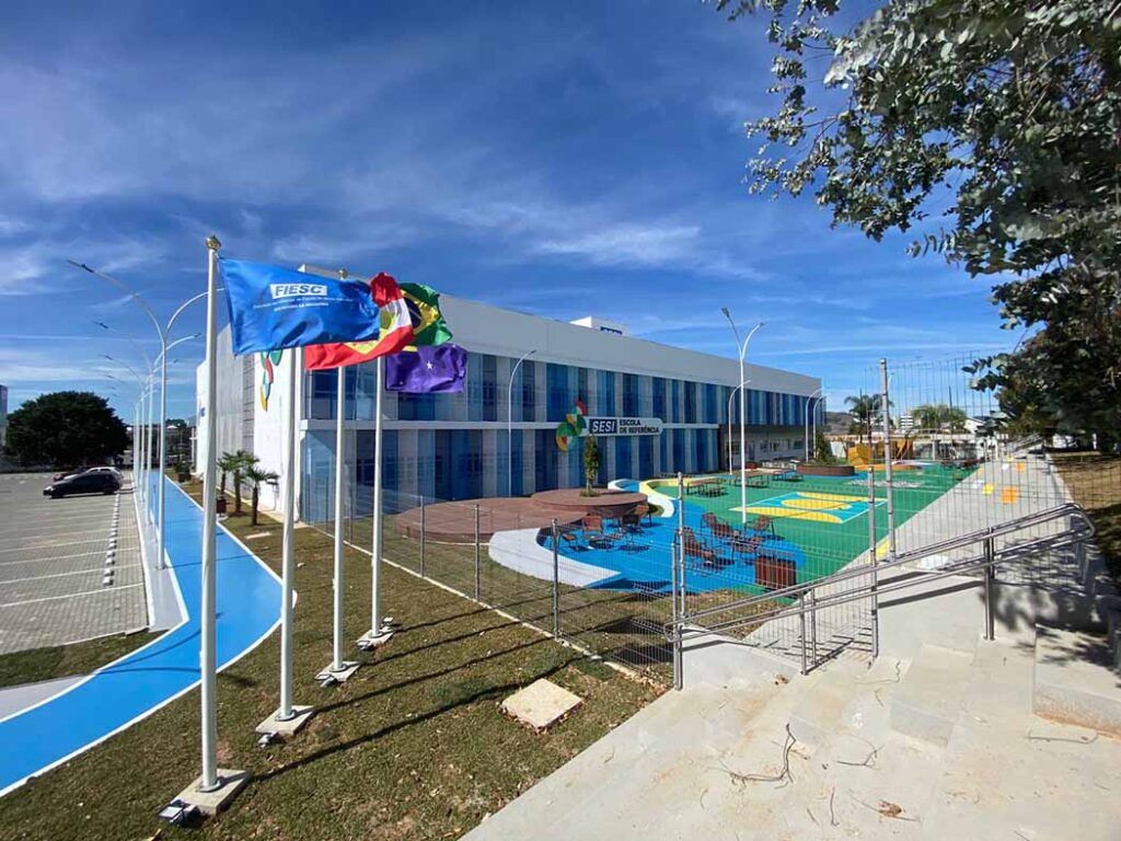 A nova escola tem 26 salas de aula, biblioteca, laboratórios de ciências, artes e informática, sala de educação tecnológica, quadra de esportes, cozinha experimental, parques interno e externo, horta e espaço maker