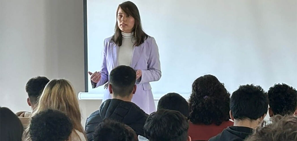 Juíza palestra em escola de Campos Novos