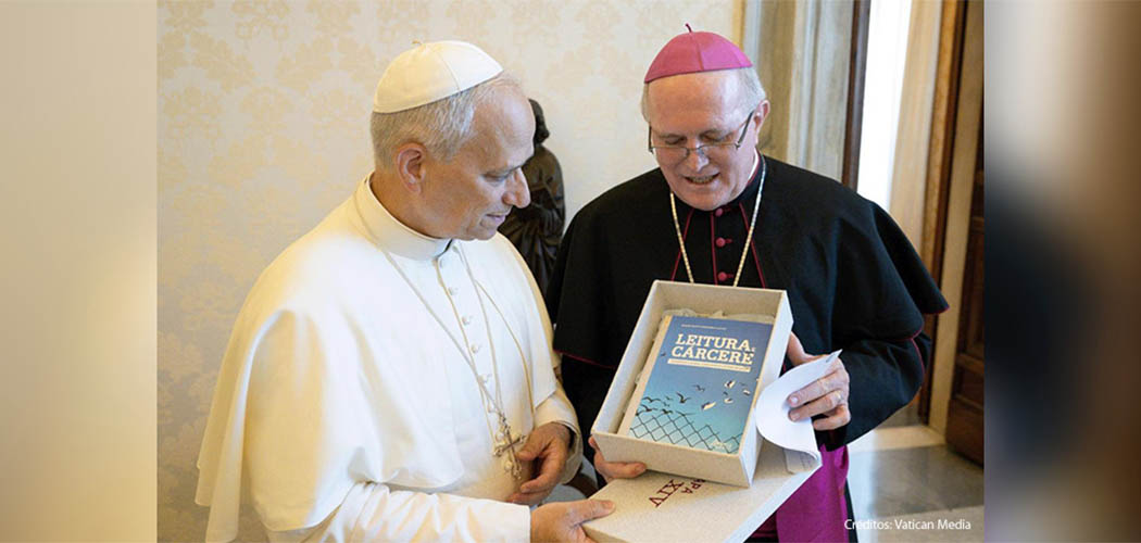 Livro de docente da Unoesc é entregue ao papa