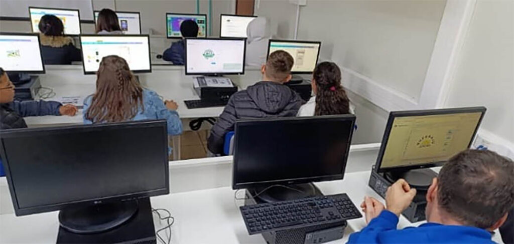 A programação do mês de aprendizado incluiu cursos, visitas a indústrias e contato com o meio rural no Meio-Oeste