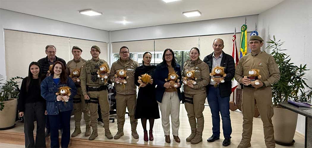 FIA realiza doação de 850 mascotes para formatura do PROERD em Joaçaba