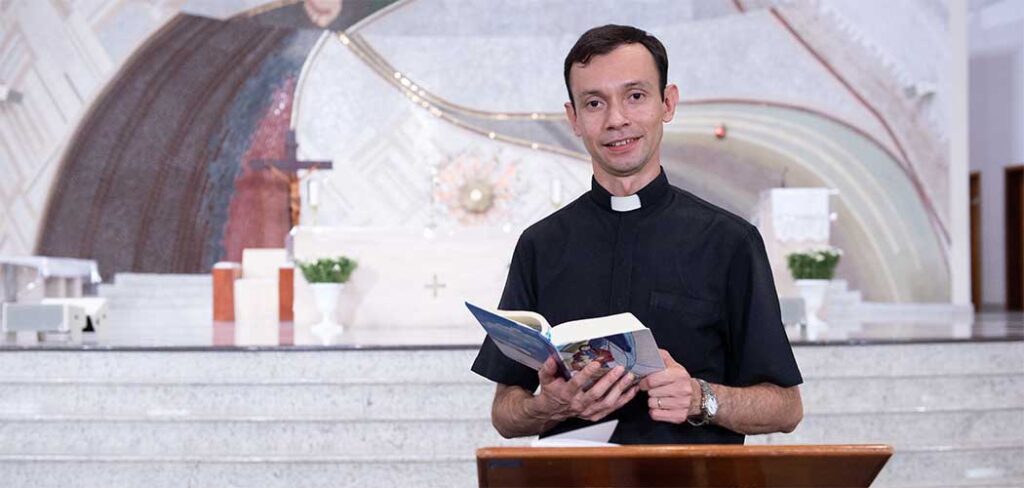 Padre Marcio Prado é sacerdote da Comunidade Canção Nova
