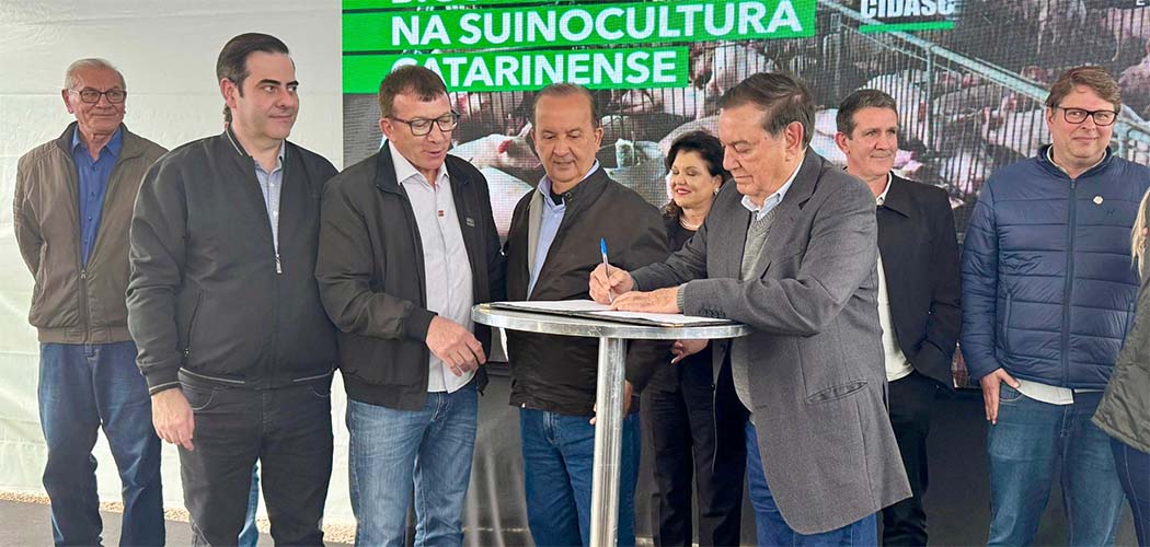 O presidente do Sistema Faesc/Senar, José Zeferino Pedrozo, participou de um importante ato promovido pelo Governo de SC em prol do setor agropecuário