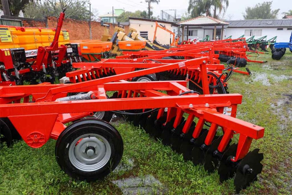 Governo de SC entrega equipamentos agrícolas