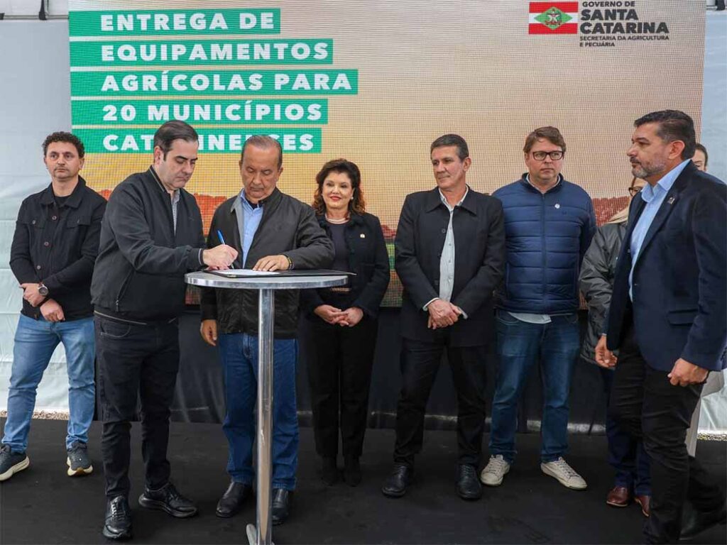 Governo de SC entrega equipamentos agrícolas 