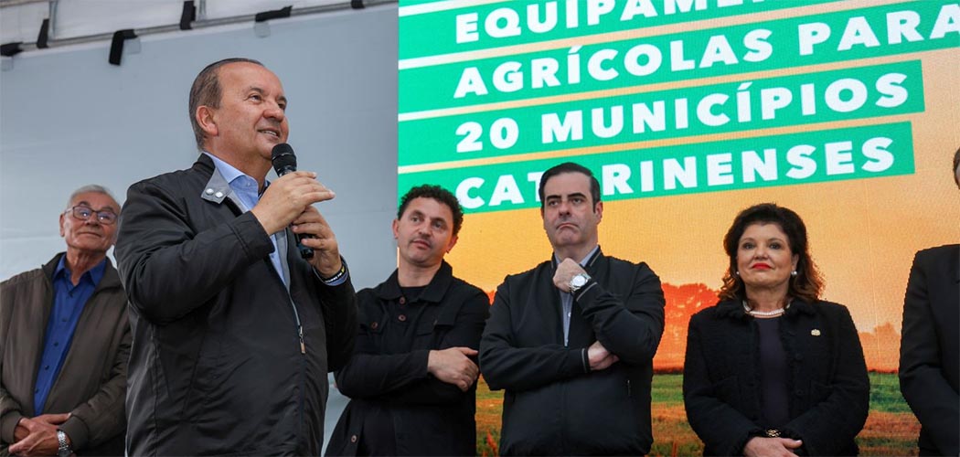 Governo de SC entrega equipamentos agrícolas