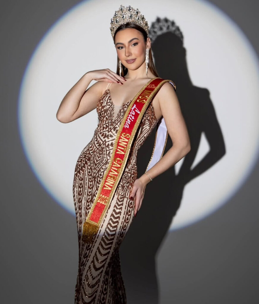Beatriz Tonin é coroada Miss Latina Santa Catarina 2026