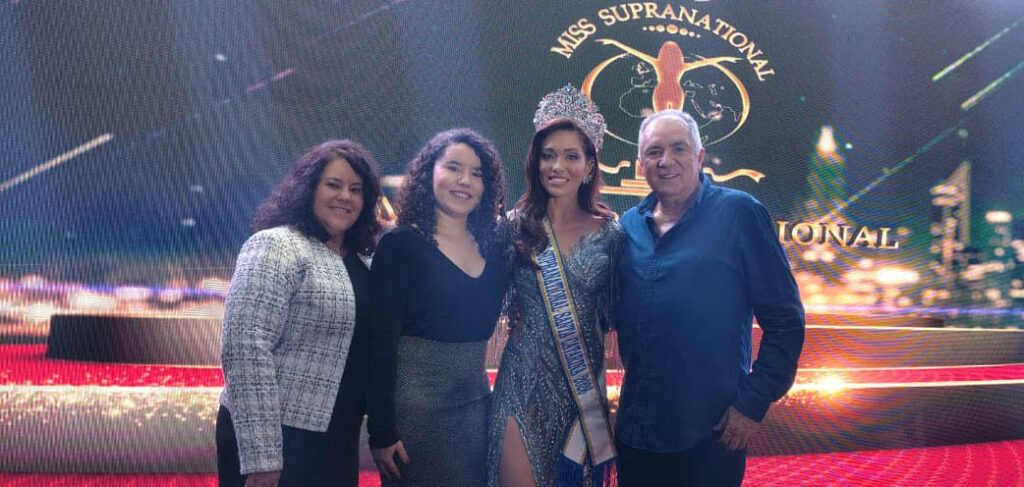 Equipe da TV Bom Dia SC ao lado da Miss Supranational Santa Catarina