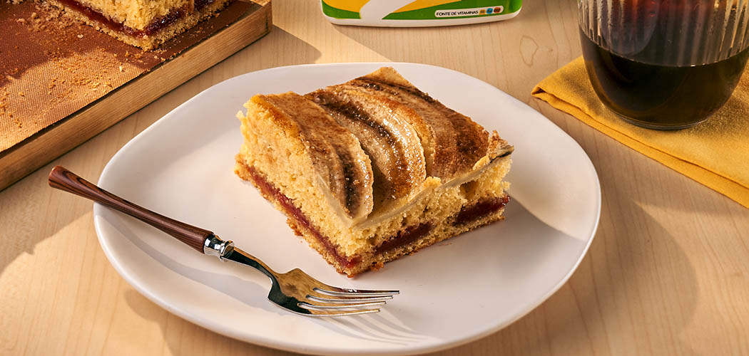 Bolo de travessa com goiabada e banana