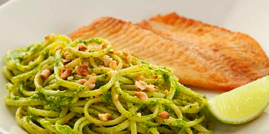 Tilápia ao pesto com espaguete de abobrinha