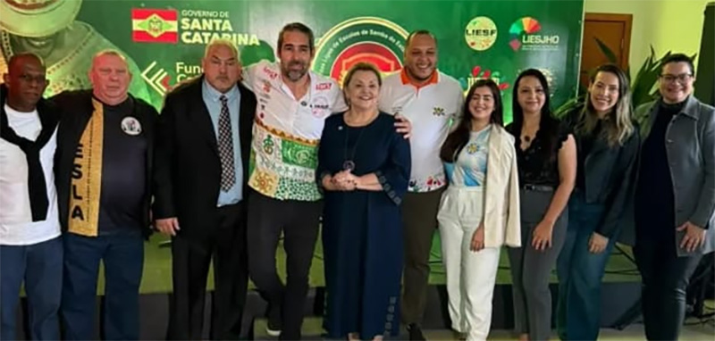 Vale-Samba recebe apoio após incêndio que destruiu seu barracão