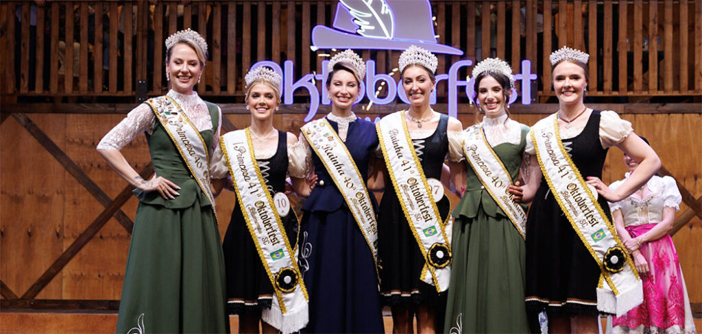 Realeza da 41ª Oktoberfest Blumenau é coroada em noite de emoção