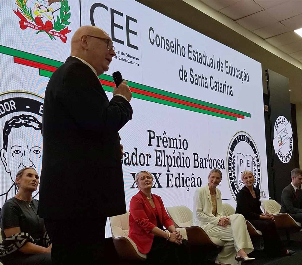 Aristides Cimadon recebe prêmio Educador Elpídio Barbosa