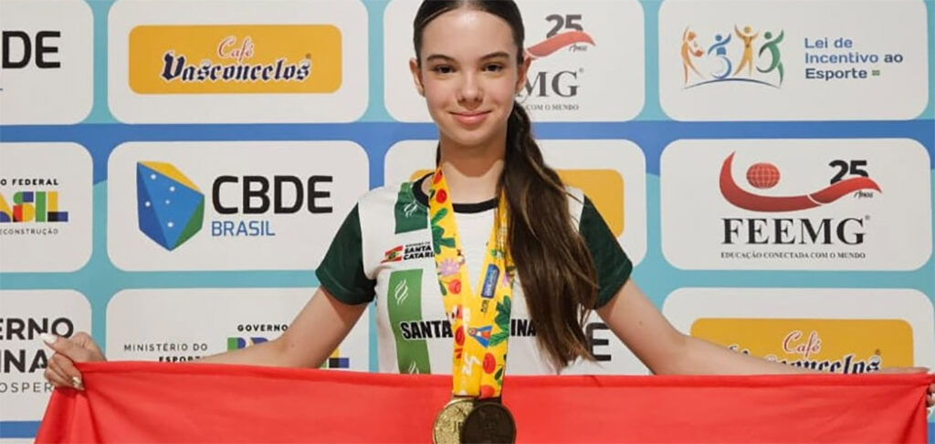 Estudante do Colégio Unoesc Joaçaba medalhas do JEB