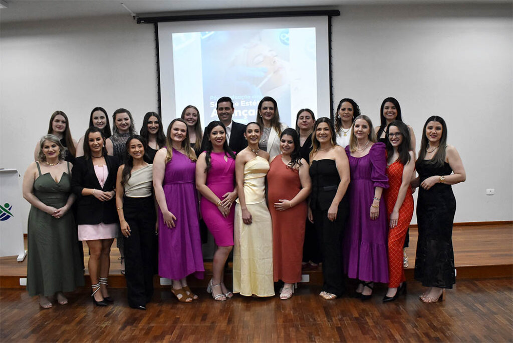 Estudantes da Pós-graduação em Saúde e Estética Avançada da Unoesc Joaçaba recebem certificados
