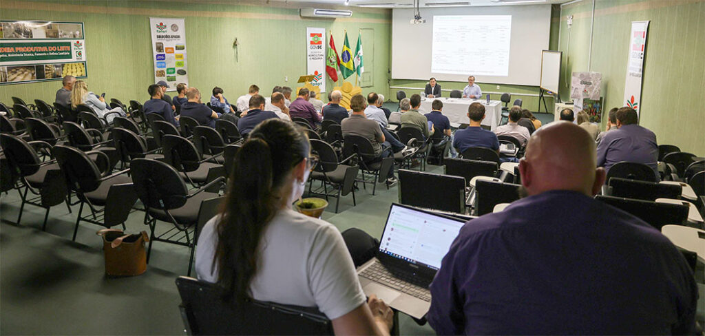 Faesc e Conseleite ações para frear a crisa no leite