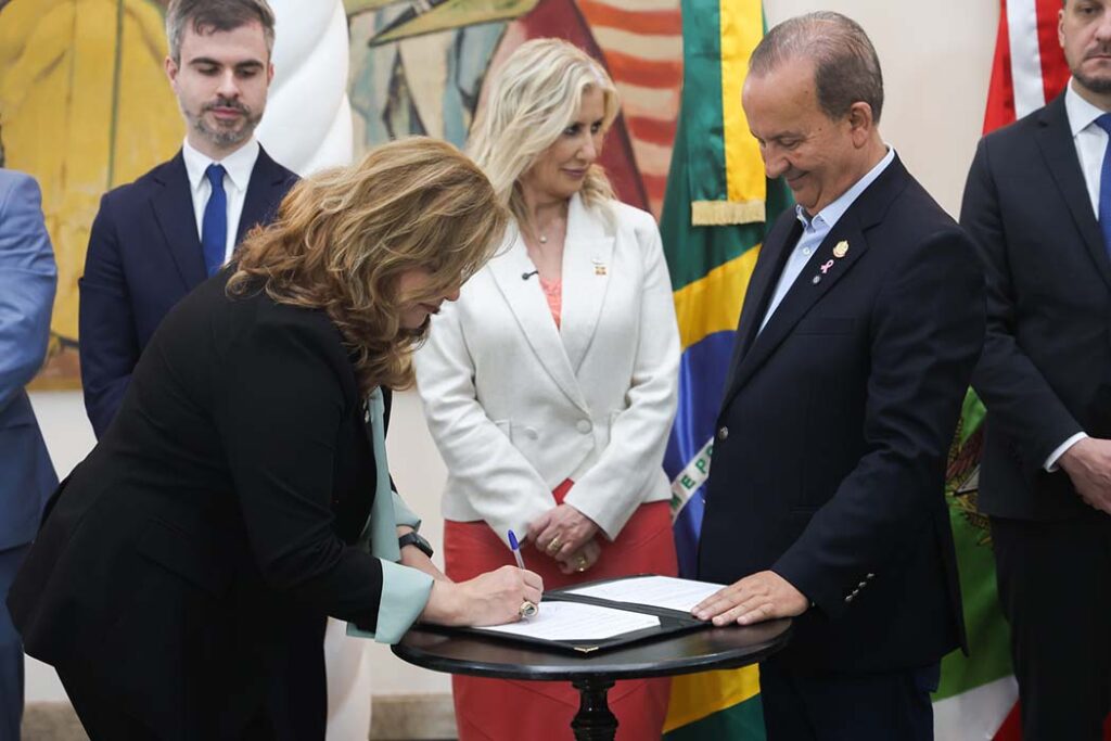 Governo de SC sanciona lei que aprimora Universidade Gratuita e Fumdesc  -