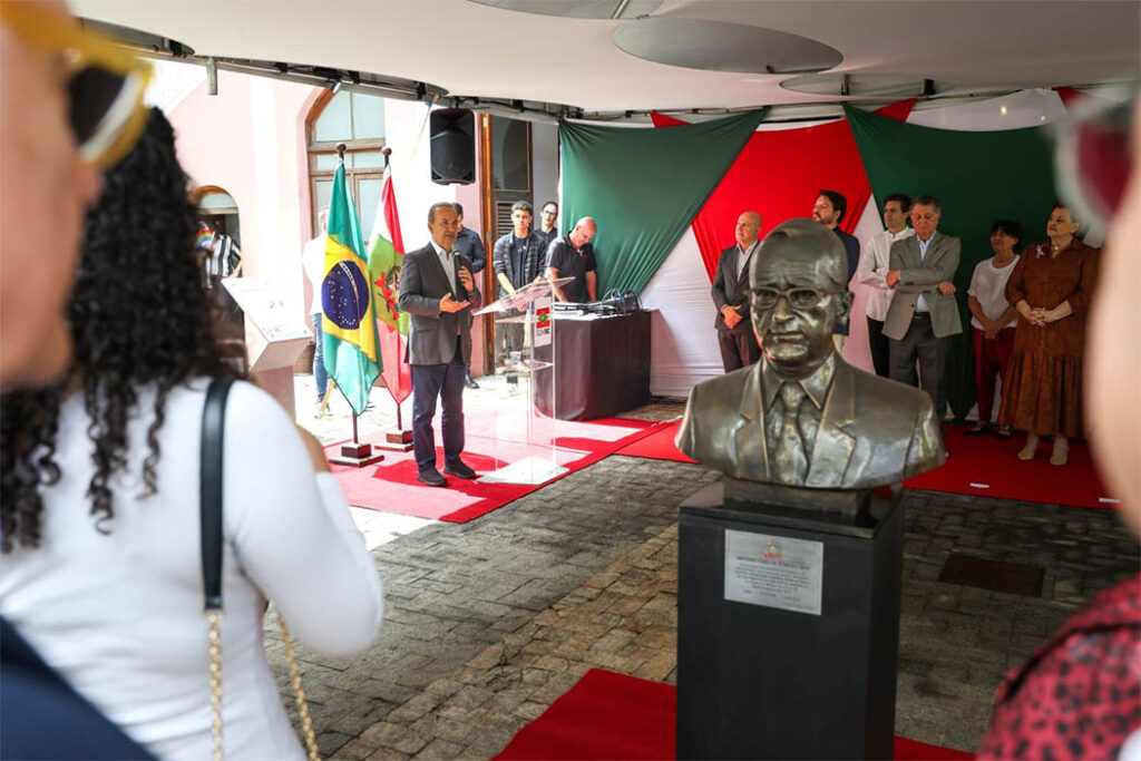 Jorginho Mello busto ex-governador Antônio Carlos Konder Reis 