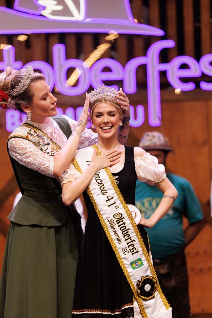 Realeza da Oktoberfest Blumenau 2026 foi coroada em noite de muita emoção