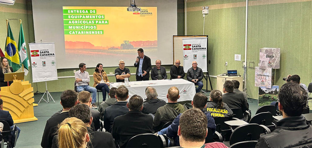 Governo de SC entrega mais 60 equipamentos agrícolas beneficiando 31 municípios