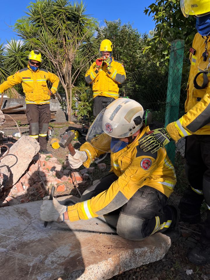 Bombeiros da FT-11 aprimoram técnicas de resgate durante simulação realista em Joaçaba