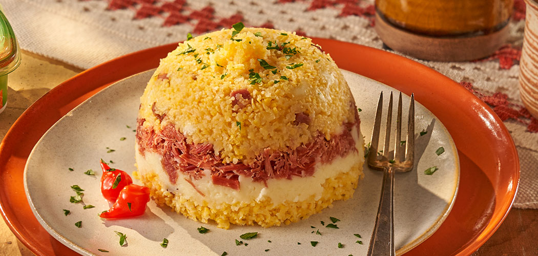 Cuscuz cremoso com carne seca e bacon