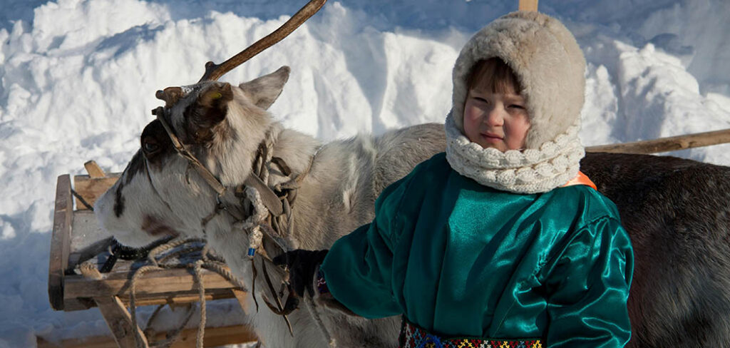 Quem são os Nenets, povo que se desloca pelo Ártico conforme o ritmo das renas