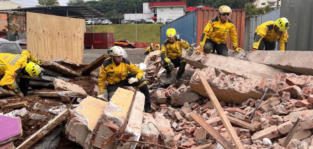 Bombeiros da FT-11 aprimoram técnicas de resgate durante simulação realista em Joaçaba