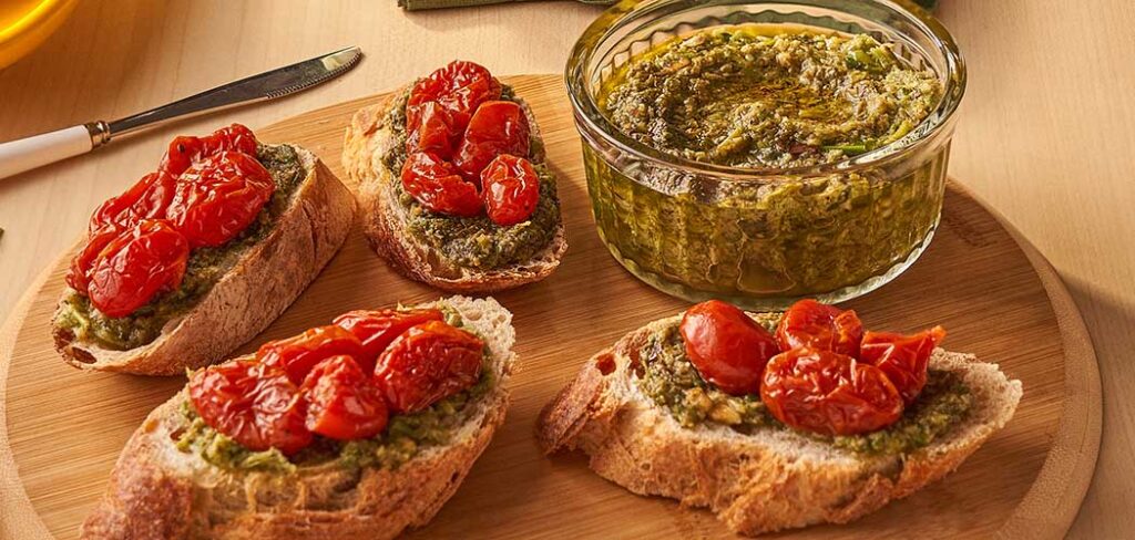 Brusqueta com tomate cereja e pesto de talos de vegetais