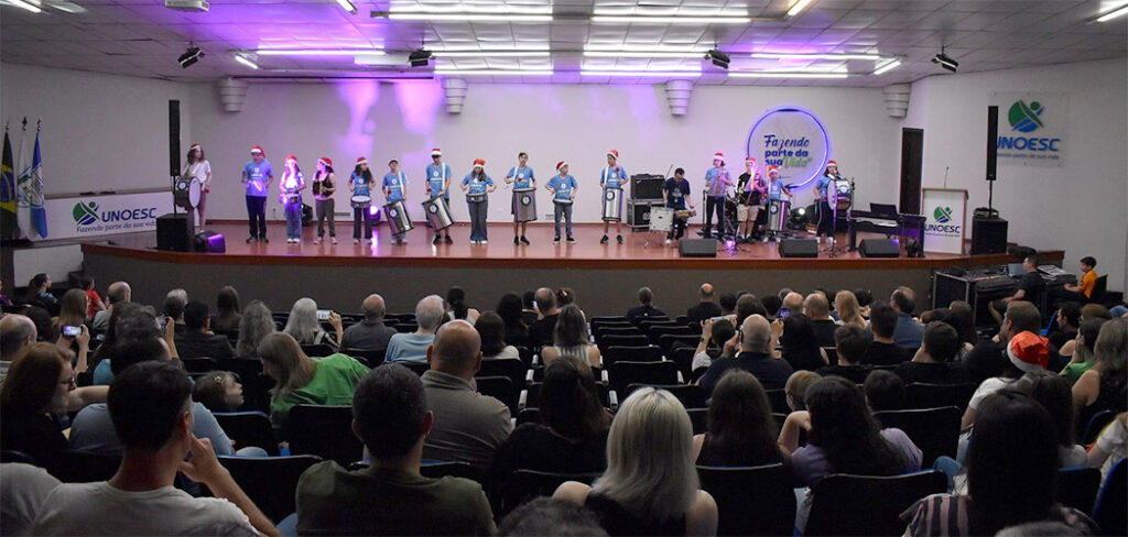 Estudantes demonstram talentos durante Show de Natal realizado pelo Colégio Unoesc Joaçaba