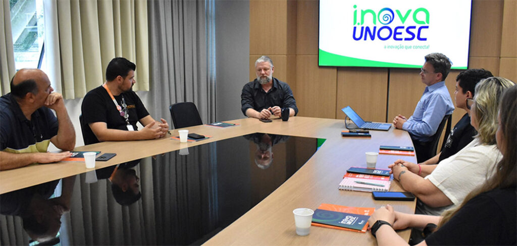 O grupo foi recepcionado pelo pró-reitor de Pesquisa, Pós-graduação, Extensão e Inovação da Unoesc, professor Kurt Schneider e pelo coordenador de Inovação e Empreendedorismo, professor Fábio Lazzarotti