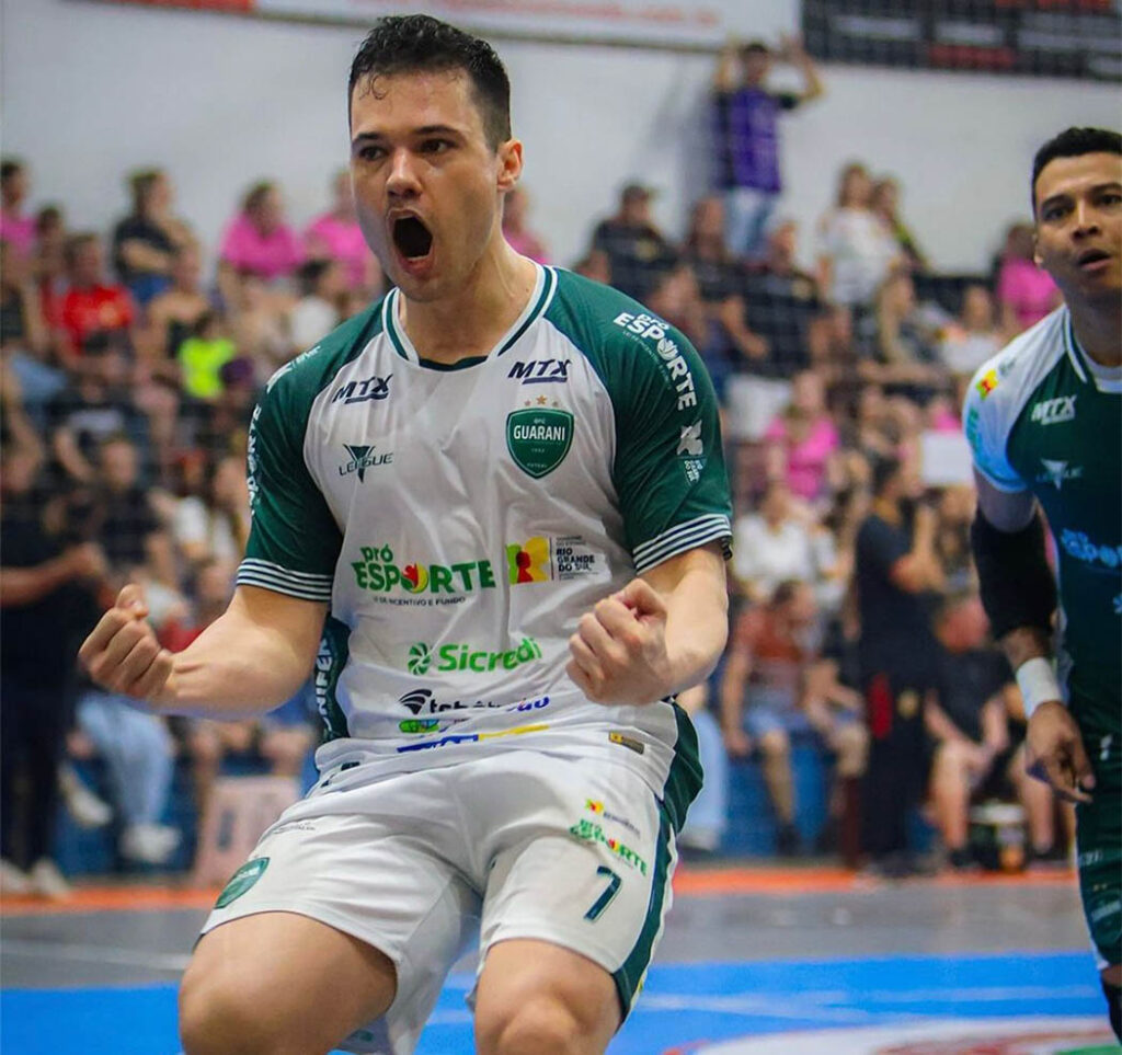 Natural de Chapecó , William Bordignon, tem 33 anos e acumula ampla experiência no futsal nacional e internacional