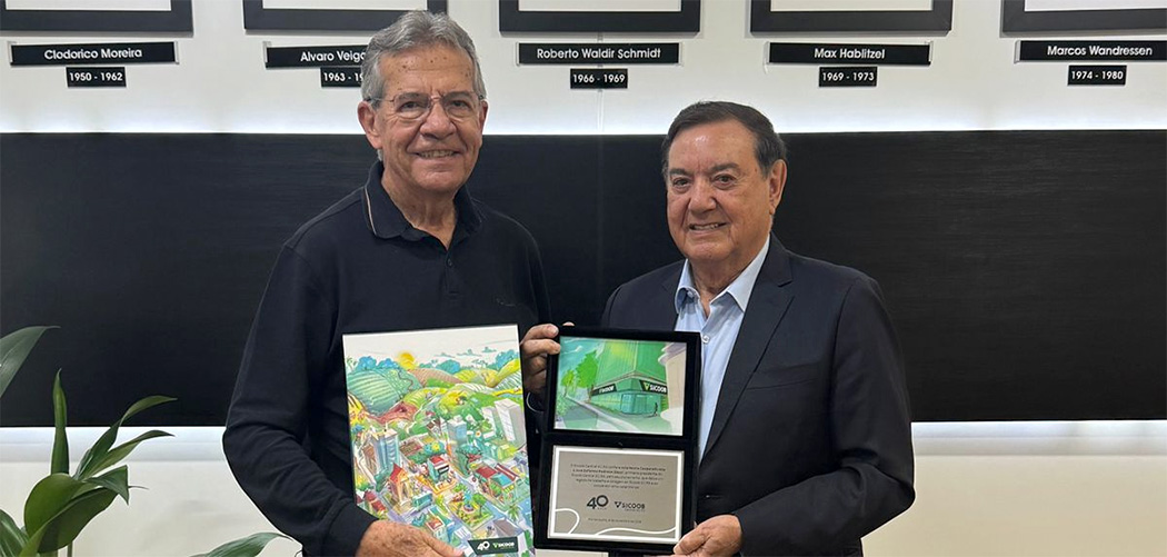 Pedrozo recebe homenagem da Sicoob