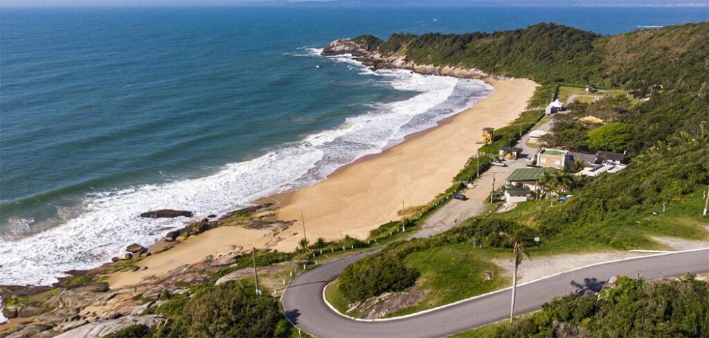 Decreto municipal de Balneário Camboriú revogará naturismo na Praia do Pinho