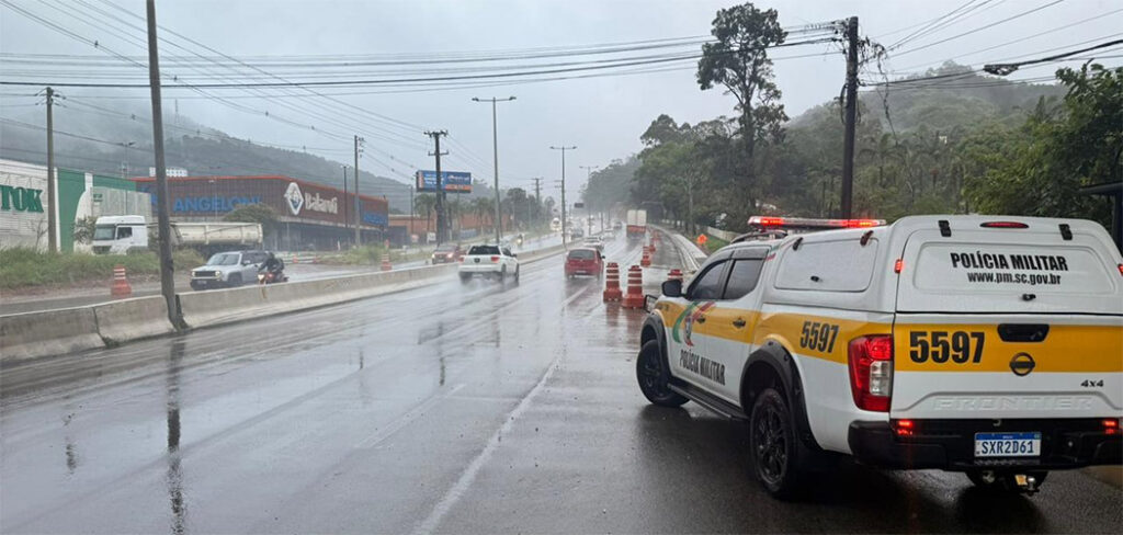 Chuva ultrapassa o esperado para o mês e provoca alagamentos e enxurradas em SC