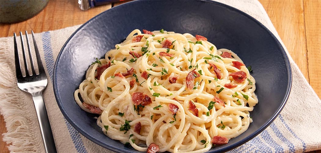 Espaguete com molho parmesão e calabresa crocante