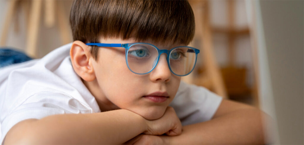 Entenda por que a alta miopia preocupa especialistas durante as férias escolares