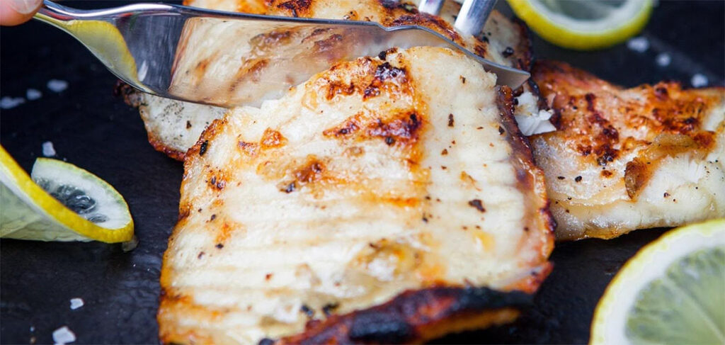 Peixe assado com crosta de farofa crocante