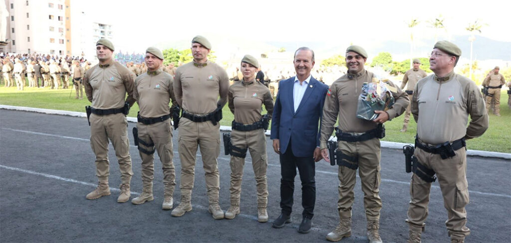 Jorginho Mello participa da formatura de 328 novos soldados da PMSC para reforço da segurança na Estação Verão