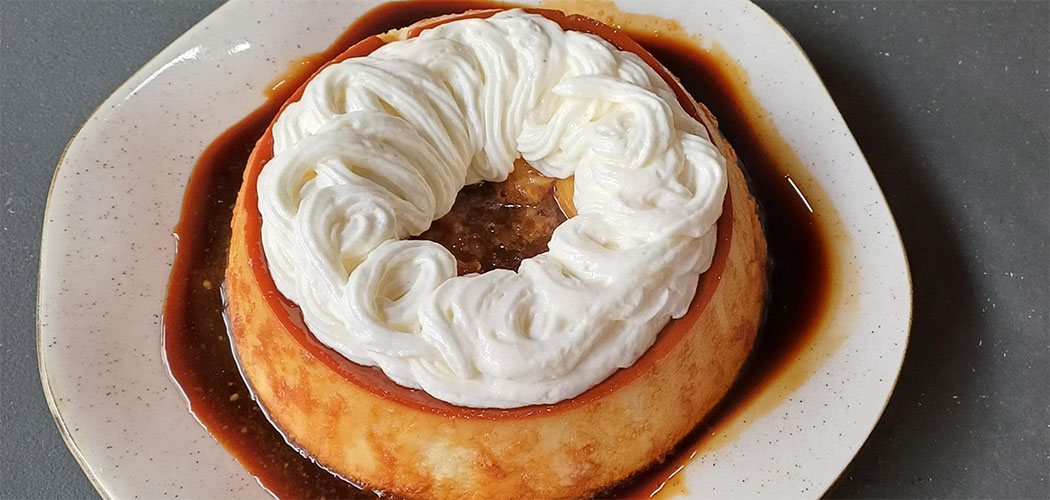 Pudim de leite com calda de café