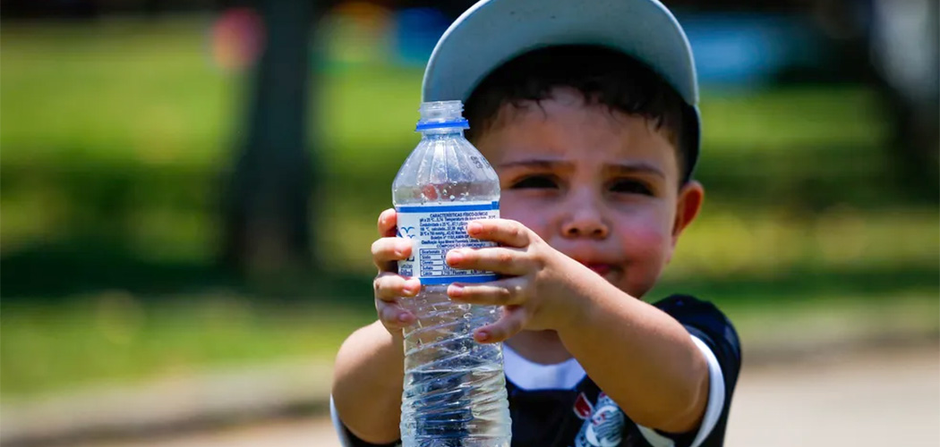 Pediatra enumera 5 dicas para proteger as crianças do calor excessivo do verão