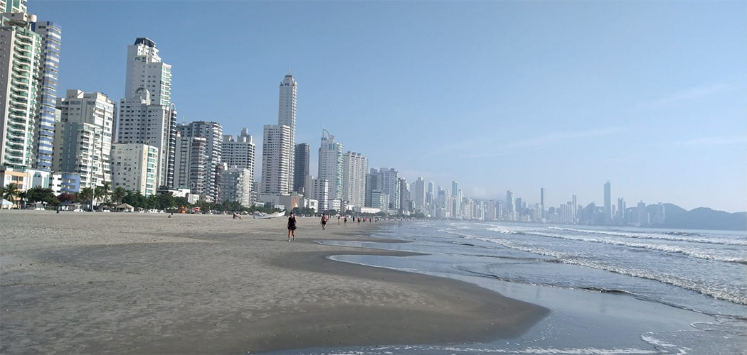 Menor presença de argentinos marca o início da temporada de verão 2026 no litoral catarinense