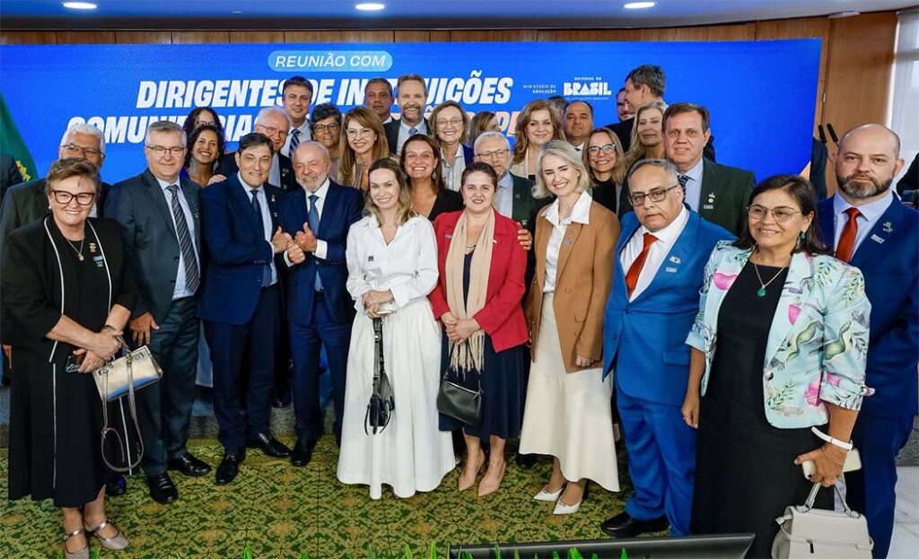 Unoesc participa da assinatura do decreto que regulamenta a Lei das Universidades Comunitárias