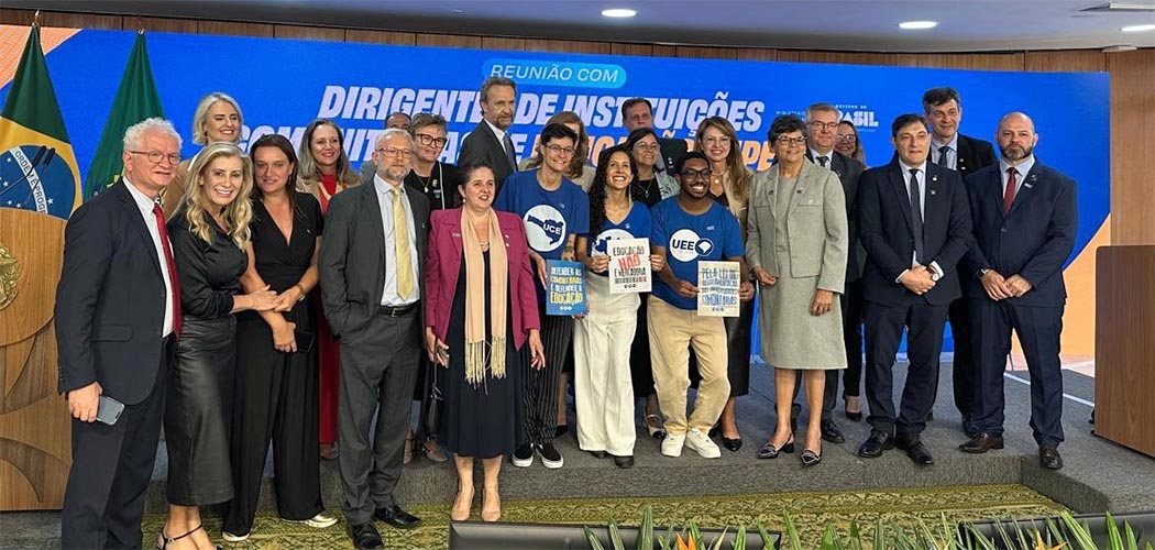 Unoesc esteve representada, por meio do seu reitor, professor Ricardo Antonio De Marco, na solenidade da assinatura do decreto que regulamenta a Lei n. 12.881, conhecida como "Lei das Universidades Comunitárias"