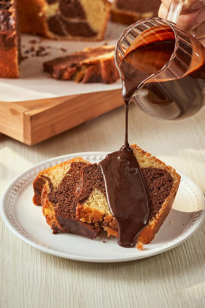 Bolo mármore com calda de chocolate