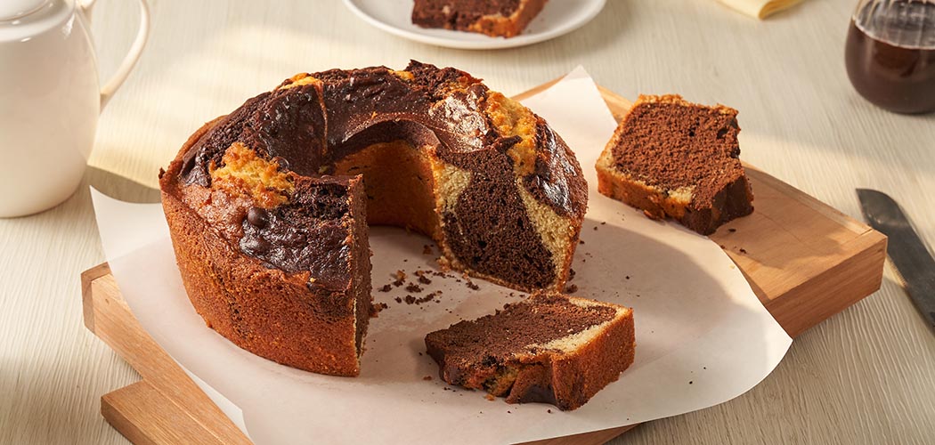 Bolo mármore com calda de chocolate