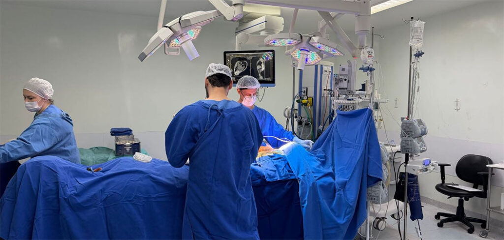 Cirurgia moderna no Hospital Infantil Joana de Gusmão pode permitir que criança com doença rara volte a andar