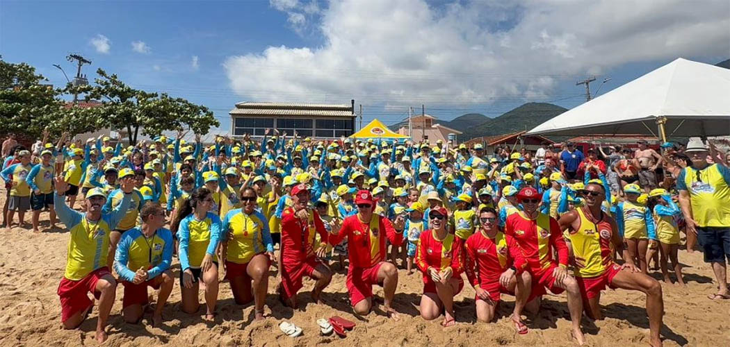 Programa Golfinho do CBMSC forma cerca de 200 crianças na Praia de Fora, em Palhoça